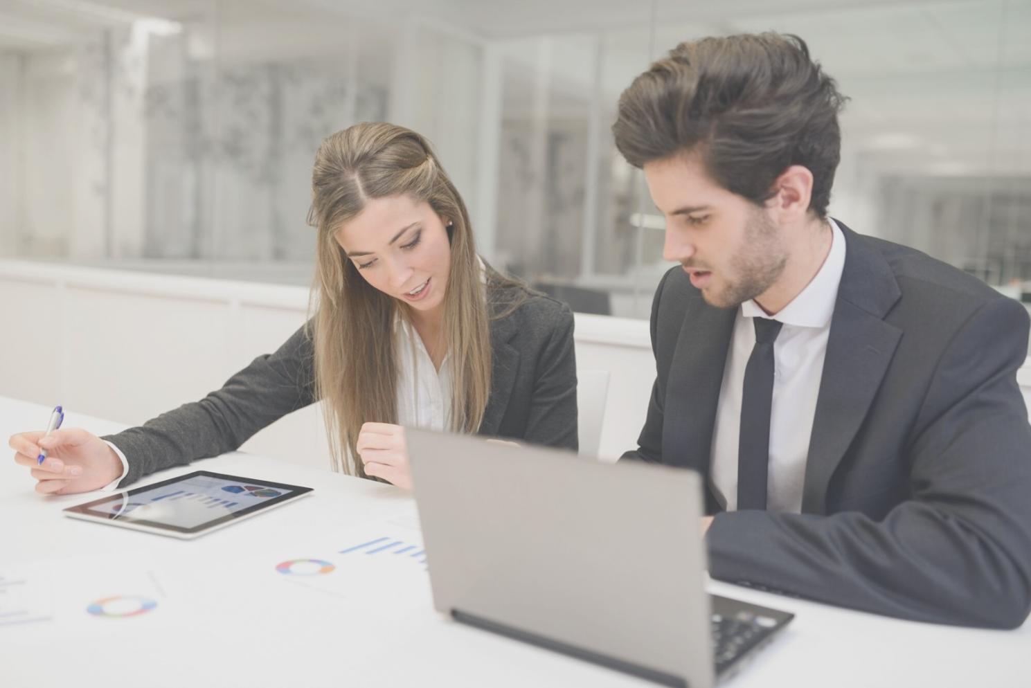 Študenti pracujúci na technickom vybavení podujatia